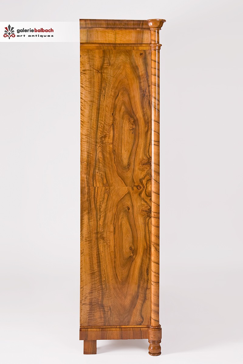 Antike Möbel aus Nussbaum