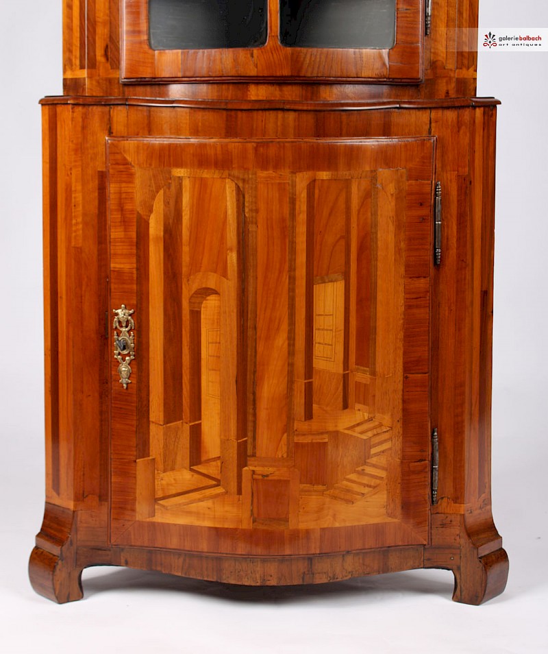 Kleiner antiker Eckschrank, Eckvitrine um 1770 mit Intarsien